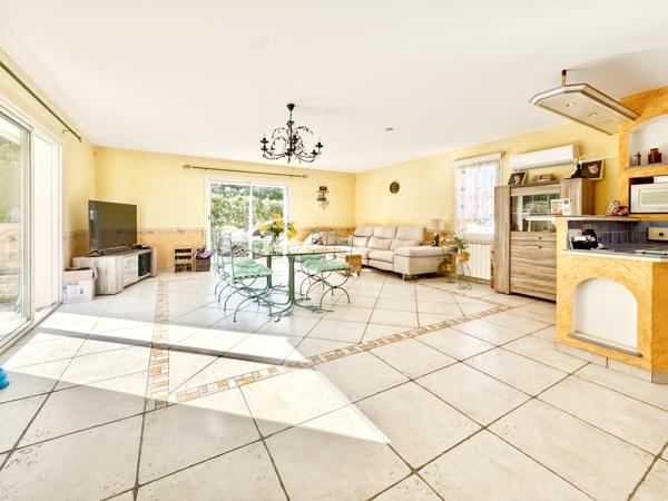 Ventabren (13122) VENTABREN – Maison familiale avec dépendance, piscine et potentiel locatif