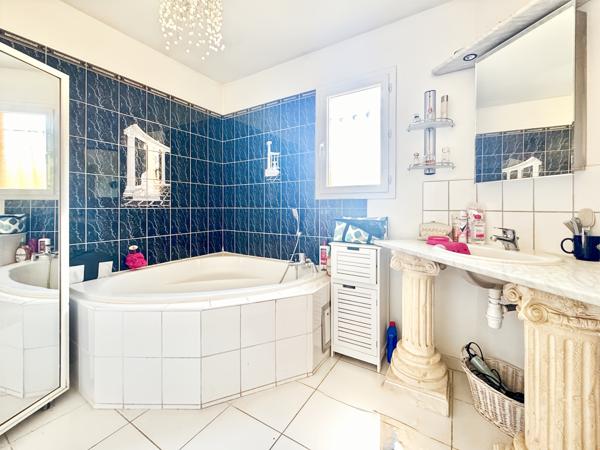 Ventabren (13122) VENTABREN – Maison familiale avec dépendance, piscine et potentiel locatif