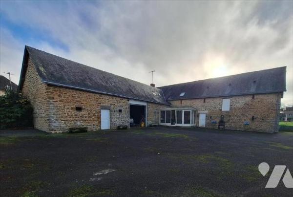 A Vendre, à ST HILAIRE DU MAINE. Maison d'habitation, comprenant :- au rez de chaussée : entrée...