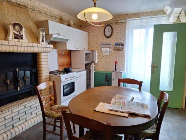 A Vendre, à ST HILAIRE DU MAINE. Maison d'habitation, comprenant :- au rez de chaussée : entrée...