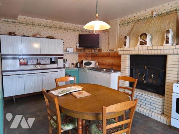 A Vendre, à ST HILAIRE DU MAINE. Maison d'habitation, comprenant :- au rez de chaussée : entrée...