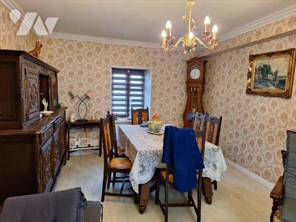 A Vendre, à ST HILAIRE DU MAINE. Maison d'habitation, comprenant :- au rez de chaussée : entrée...