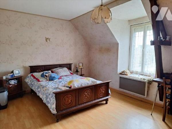 A Vendre, à ST HILAIRE DU MAINE. Maison d'habitation, comprenant :- au rez de chaussée : entrée...