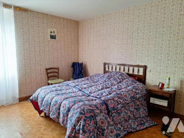 A Vendre, à ST HILAIRE DU MAINE. Maison d'habitation, comprenant :- au rez de chaussée : entrée...