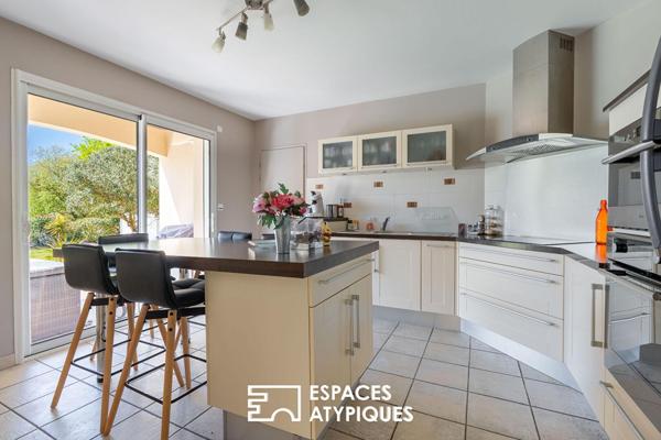 Maison familiale sur jardin paysagé et piscine en impasse