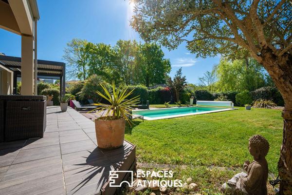 Maison familiale sur jardin paysagé et piscine en impasse