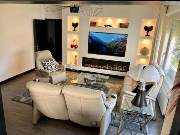 Ce MAGNIFIQUE APPARTEMENT fait la " UNE " des sites d'annonces immobilières !

C'est en 1968 qu'il a élu domicile dans la Résidence EURVIN, proche du PORT, du CENTRE-VILLE, des ECOLES, des Lycées, du CASINO, de La PLAGE, de NAUSICAA, de la GARE, de l'A16, des Restaurants, et de l'ensemble des COMMERCES à PIED.
Vous serez aussi, à seulement 150 mètres de la PROMENADE des REMPARTS, et de son JARDIN luxuriant !

Il est situé au PREMIER ETAGE, d'une copropriété de seulement 63 lots ( au global ).
Les COMMUNS sont PRESTIGIEUX ( Marbre, Laiton, Verre ) et parfaitement entretenus.

Sa PORTE s'ouvre sur son HALL avec PENDERIE, et vous oriente vers un couloir distribuant son ESPACE NUIT et SANITAIRE, qui vous propose 3 CHAMBRES et une SALLE D'EAU.
Il vous dirige aussi vers sa CUISINE équipée et indépendante, son WC, et son GRANDIOSE SALON / SEJOUR, baigné d'une EXCEPTIONNELLE LUMIERE NATURELLE.
Il vous offre une VUE PANORAMIQUE sur le JARDIN de la RESIDENCE.
Pour parfaire à sa BRILLANCE, ses pièces de vie ont une orientation Ouest.
JARDIN privatif pour les résidents, possibilité de place de stationnement sur liste d'attente, en location ou sous-location. 

La SURFACE :
C'est 97 m2 habitables

Ses ASPECTS TECHNIQUES :
Les accès sont sécurisés par BADGE et DIGICODE.
Les MENUISERIES sont en PVC DOUBLE-VITRAGE OB + VOLETS ROULANTS motorisés.
Le CHAUFFAGE et L'EAU CHAUDE sont par Chaudière GAZ de la copropriété, avec capteurs de comptabilisation des CONSOMMATIONS INDIVIDUELLES.
Les SOLS sont sur DALLE BETON, CARRELAGES et PARQUETS.
Des placards intégrés sont présents dans différentes pièces de l'appartement, et permettent de nombreux ESPACES de RANGEMENT.
Le classement énergétique est correct ( D ).

Les NOTIONS ECONOMIQUES :
La taxe foncière est de seulement 1700 euros.
Les charges générales communes sont d'environ 135 /mois 
Les consommations d'électricité, d'eau et de chauffage sont individuelles.
PAS de TRAVAUX prévus dans les années à venir.

Le SECTEUR est IDEAL ( BOULOGNE REMPARTS ), l'accès est sécurisé, la RESIDENCE est CALME et PRESTIGIEUSE, la SURFACE est TRES CONFORTABLE, la VUE est AGREABLE, vous disposez de TOUTES LES COMMODITES à proximité, c'est DOUCEUR de VIVRE et TRANQUILLITE...QUE VOUS FAUT-IL DE PLUS ?

Vous souhaitez qu'il participe à l'épanouissement de votre famille, ou qu'il devienne votre résidence secondaire ?
Il faut juste m'appeler...Gilles O6 3O 89 OO O8, créateur d'émotions, de belles rencontres, et de bonnes sensations immobilières.
Un simple coup de fil, nous faisons connaissance, et nous organisons une visite.

Pour des acquéreurs potentiels qualifiés, nous sommes en recherche de biens immobiliers à vendre, sur l'ensemble des Hauts de France.
N'hésitez pas à nous consulter pour la vente d'une maison, d'un appartement, d'un immeuble locatif, d'un fonds de commerce...Nous pourrons vous OFFRIR votre ESTIMATION, et vous présenter les particularités de nos actions commerciales, qui transforment nos ventes en de très belles réussites immobilières.