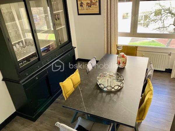 Ce MAGNIFIQUE APPARTEMENT fait la " UNE " des sites d'annonces immobilières !

C'est en 1968 qu'il a élu domicile dans la Résidence EURVIN, proche du PORT, du CENTRE-VILLE, des ECOLES, des Lycées, du CASINO, de La PLAGE, de NAUSICAA, de la GARE, de l'A16, des Restaurants, et de l'ensemble des COMMERCES à PIED.
Vous serez aussi, à seulement 150 mètres de la PROMENADE des REMPARTS, et de son JARDIN luxuriant !

Il est situé au PREMIER ETAGE, d'une copropriété de seulement 63 lots ( au global ).
Les COMMUNS sont PRESTIGIEUX ( Marbre, Laiton, Verre ) et parfaitement entretenus.

Sa PORTE s'ouvre sur son HALL avec PENDERIE, et vous oriente vers un couloir distribuant son ESPACE NUIT et SANITAIRE, qui vous propose 3 CHAMBRES et une SALLE D'EAU.
Il vous dirige aussi vers sa CUISINE équipée et indépendante, son WC, et son GRANDIOSE SALON / SEJOUR, baigné d'une EXCEPTIONNELLE LUMIERE NATURELLE.
Il vous offre une VUE PANORAMIQUE sur le JARDIN de la RESIDENCE.
Pour parfaire à sa BRILLANCE, ses pièces de vie ont une orientation Ouest.
JARDIN privatif pour les résidents, possibilité de place de stationnement sur liste d'attente, en location ou sous-location. 

La SURFACE :
C'est 97 m2 habitables

Ses ASPECTS TECHNIQUES :
Les accès sont sécurisés par BADGE et DIGICODE.
Les MENUISERIES sont en PVC DOUBLE-VITRAGE OB + VOLETS ROULANTS motorisés.
Le CHAUFFAGE et L'EAU CHAUDE sont par Chaudière GAZ de la copropriété, avec capteurs de comptabilisation des CONSOMMATIONS INDIVIDUELLES.
Les SOLS sont sur DALLE BETON, CARRELAGES et PARQUETS.
Des placards intégrés sont présents dans différentes pièces de l'appartement, et permettent de nombreux ESPACES de RANGEMENT.
Le classement énergétique est correct ( D ).

Les NOTIONS ECONOMIQUES :
La taxe foncière est de seulement 1700 euros.
Les charges générales communes sont d'environ 135 /mois 
Les consommations d'électricité, d'eau et de chauffage sont individuelles.
PAS de TRAVAUX prévus dans les années à venir.

Le SECTEUR est IDEAL ( BOULOGNE REMPARTS ), l'accès est sécurisé, la RESIDENCE est CALME et PRESTIGIEUSE, la SURFACE est TRES CONFORTABLE, la VUE est AGREABLE, vous disposez de TOUTES LES COMMODITES à proximité, c'est DOUCEUR de VIVRE et TRANQUILLITE...QUE VOUS FAUT-IL DE PLUS ?

Vous souhaitez qu'il participe à l'épanouissement de votre famille, ou qu'il devienne votre résidence secondaire ?
Il faut juste m'appeler...Gilles O6 3O 89 OO O8, créateur d'émotions, de belles rencontres, et de bonnes sensations immobilières.
Un simple coup de fil, nous faisons connaissance, et nous organisons une visite.

Pour des acquéreurs potentiels qualifiés, nous sommes en recherche de biens immobiliers à vendre, sur l'ensemble des Hauts de France.
N'hésitez pas à nous consulter pour la vente d'une maison, d'un appartement, d'un immeuble locatif, d'un fonds de commerce...Nous pourrons vous OFFRIR votre ESTIMATION, et vous présenter les particularités de nos actions commerciales, qui transforment nos ventes en de très belles réussites immobilières.