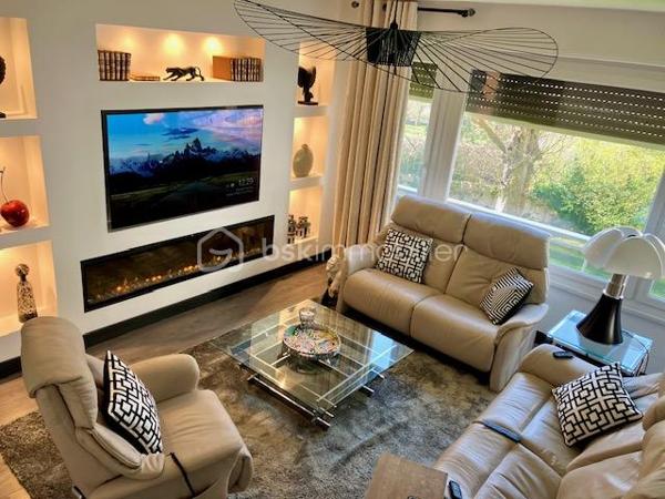 Ce MAGNIFIQUE APPARTEMENT fait la " UNE " des sites d'annonces immobilières !

C'est en 1968 qu'il a élu domicile dans la Résidence EURVIN, proche du PORT, du CENTRE-VILLE, des ECOLES, des Lycées, du CASINO, de La PLAGE, de NAUSICAA, de la GARE, de l'A16, des Restaurants, et de l'ensemble des COMMERCES à PIED.
Vous serez aussi, à seulement 150 mètres de la PROMENADE des REMPARTS, et de son JARDIN luxuriant !

Il est situé au PREMIER ETAGE, d'une copropriété de seulement 63 lots ( au global ).
Les COMMUNS sont PRESTIGIEUX ( Marbre, Laiton, Verre ) et parfaitement entretenus.

Sa PORTE s'ouvre sur son HALL avec PENDERIE, et vous oriente vers un couloir distribuant son ESPACE NUIT et SANITAIRE, qui vous propose 3 CHAMBRES et une SALLE D'EAU.
Il vous dirige aussi vers sa CUISINE équipée et indépendante, son WC, et son GRANDIOSE SALON / SEJOUR, baigné d'une EXCEPTIONNELLE LUMIERE NATURELLE.
Il vous offre une VUE PANORAMIQUE sur le JARDIN de la RESIDENCE.
Pour parfaire à sa BRILLANCE, ses pièces de vie ont une orientation Ouest.
JARDIN privatif pour les résidents, possibilité de place de stationnement sur liste d'attente, en location ou sous-location. 

La SURFACE :
C'est 97 m2 habitables

Ses ASPECTS TECHNIQUES :
Les accès sont sécurisés par BADGE et DIGICODE.
Les MENUISERIES sont en PVC DOUBLE-VITRAGE OB + VOLETS ROULANTS motorisés.
Le CHAUFFAGE et L'EAU CHAUDE sont par Chaudière GAZ de la copropriété, avec capteurs de comptabilisation des CONSOMMATIONS INDIVIDUELLES.
Les SOLS sont sur DALLE BETON, CARRELAGES et PARQUETS.
Des placards intégrés sont présents dans différentes pièces de l'appartement, et permettent de nombreux ESPACES de RANGEMENT.
Le classement énergétique est correct ( D ).

Les NOTIONS ECONOMIQUES :
La taxe foncière est de seulement 1700 euros.
Les charges générales communes sont d'environ 135 /mois 
Les consommations d'électricité, d'eau et de chauffage sont individuelles.
PAS de TRAVAUX prévus dans les années à venir.

Le SECTEUR est IDEAL ( BOULOGNE REMPARTS ), l'accès est sécurisé, la RESIDENCE est CALME et PRESTIGIEUSE, la SURFACE est TRES CONFORTABLE, la VUE est AGREABLE, vous disposez de TOUTES LES COMMODITES à proximité, c'est DOUCEUR de VIVRE et TRANQUILLITE...QUE VOUS FAUT-IL DE PLUS ?

Vous souhaitez qu'il participe à l'épanouissement de votre famille, ou qu'il devienne votre résidence secondaire ?
Il faut juste m'appeler...Gilles O6 3O 89 OO O8, créateur d'émotions, de belles rencontres, et de bonnes sensations immobilières.
Un simple coup de fil, nous faisons connaissance, et nous organisons une visite.

Pour des acquéreurs potentiels qualifiés, nous sommes en recherche de biens immobiliers à vendre, sur l'ensemble des Hauts de France.
N'hésitez pas à nous consulter pour la vente d'une maison, d'un appartement, d'un immeuble locatif, d'un fonds de commerce...Nous pourrons vous OFFRIR votre ESTIMATION, et vous présenter les particularités de nos actions commerciales, qui transforment nos ventes en de très belles réussites immobilières.