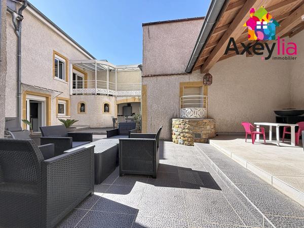 A VENDRE - ROANNE CENTRE - MAISON DE VILLE RÉNOVÉE AVEC GRANDE COUR, TERRASSE COUVERTE ET CAVE