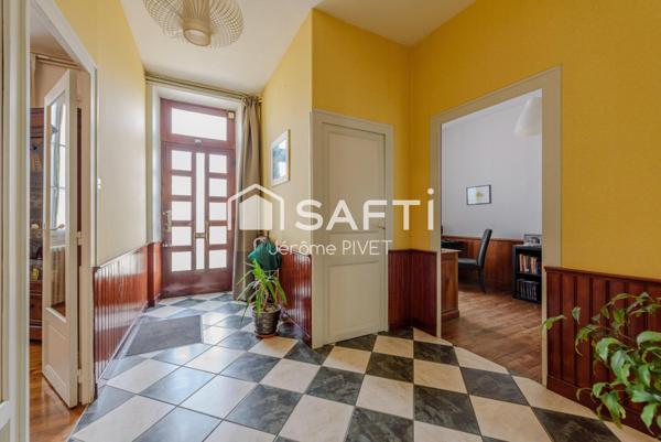 Authenticité et beaucoup de charme pour cette demeure coeur de ville.