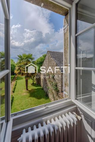 Authenticité et beaucoup de charme pour cette demeure coeur de ville.