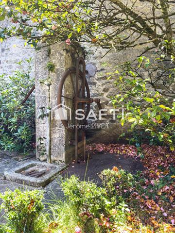 Authenticité et beaucoup de charme pour cette demeure coeur de ville.