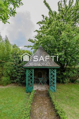 Authenticité et beaucoup de charme pour cette demeure coeur de ville.