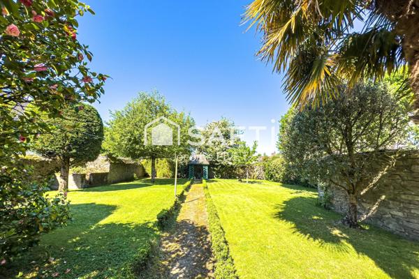 Authenticité et beaucoup de charme pour cette demeure coeur de ville.