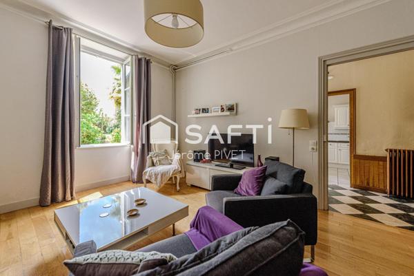 Authenticité et beaucoup de charme pour cette demeure coeur de ville.