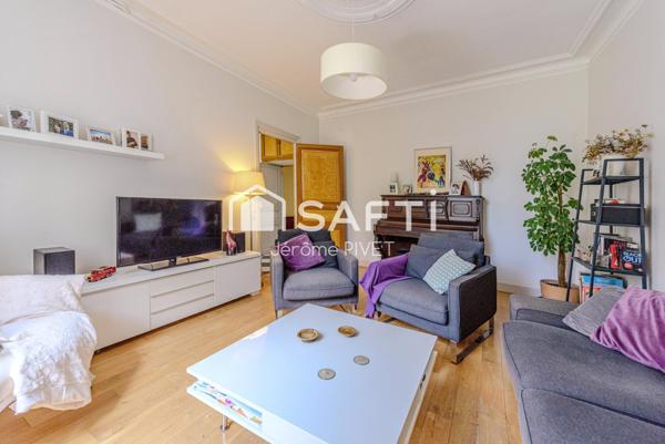 Authenticité et beaucoup de charme pour cette demeure coeur de ville.