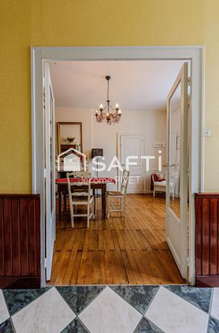 Authenticité et beaucoup de charme pour cette demeure coeur de ville.