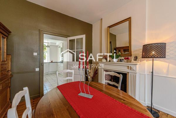 Authenticité et beaucoup de charme pour cette demeure coeur de ville.