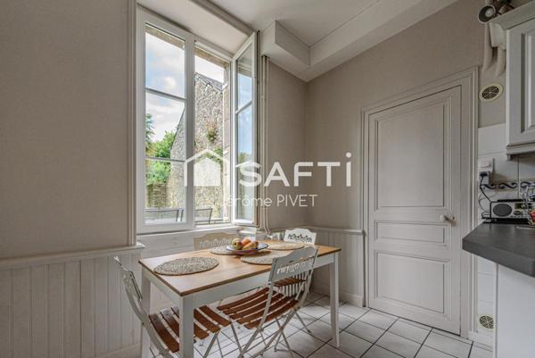 Authenticité et beaucoup de charme pour cette demeure coeur de ville.