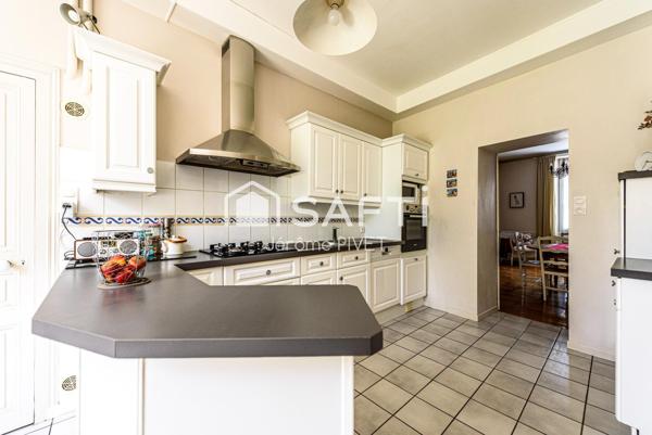 Authenticité et beaucoup de charme pour cette demeure coeur de ville.