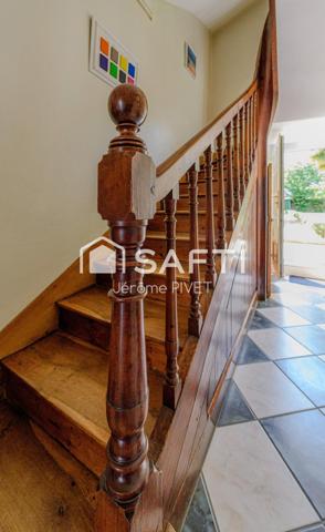 Authenticité et beaucoup de charme pour cette demeure coeur de ville.