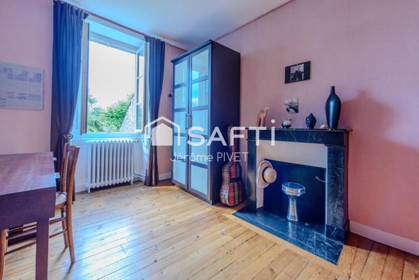 Authenticité et beaucoup de charme pour cette demeure coeur de ville.