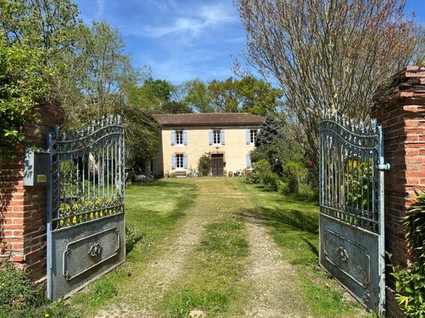 Maison de campagne, isolée, parc arboré, piscine