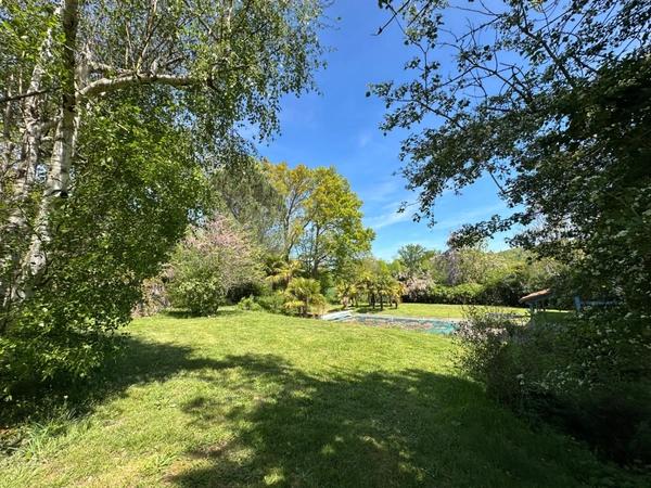 Maison de campagne, isolée, parc arboré, piscine