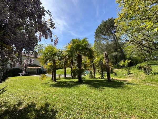 Maison de campagne, isolée, parc arboré, piscine