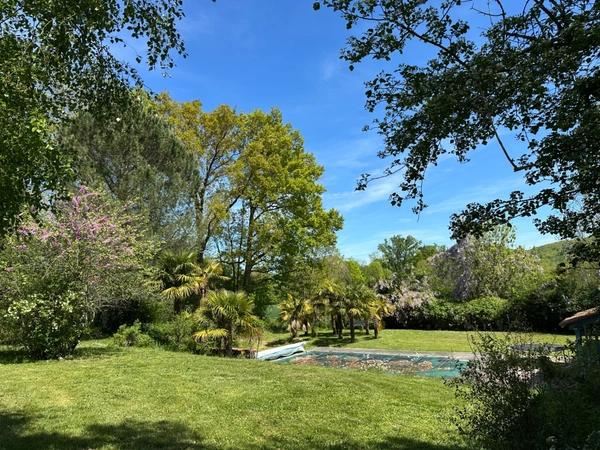 Maison de campagne, isolée, parc arboré, piscine