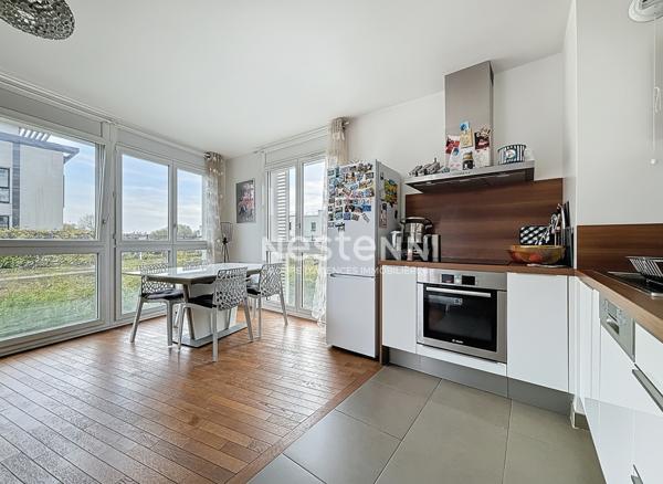 ISSY LES MOULINEAUX - QUARTIER FORT D'ISSY - Appartement 4 pièces avec 3 chambres et une terrasse