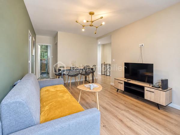 APPARTEMENT T3 ENTIÈREMENT RÉNOVÉ – 2 CHAMBRES - OPPORTUNITE 

Situé au 197 cours de la Libération et du Général-de-Gaulle à Grenoble, découvrez ce bel appartement T3 traversant de 55,41 m² loi Carrez, en rez-de-chaussée d’une copropriété. ( visite en vidéo cliquer sur le lien visite virtuel ) 

Entièrement rénové avec goût, il propose une pièce de vie lumineuse, une cuisine indépendante moderne, aménagée et équipée, ainsi que deux chambres

L’appartement comprend une salle d’eau contemporaine, des WC séparés et des espaces de circulation fonctionnels. Une cave privative de 2,57 m² complète le bien.

Son excellent état permet une installation immédiate, sans travaux à prévoir.

Ce T3 conviendra aussi bien à un jeune couple recherchant un premier achat avec deux chambres qu’à un investisseur. Le secteur bénéficie d’une forte demande locative, avec un potentiel de location pouvant atteindre 900-950 € par mois ( toujours 50 demandes quand le client met l'annonce en ligne )

Transports, commerces et commodités à proximité immédiate.

•Taxe foncière : 1 550 € par an
• Charges de copropriété : 437 € par trimestre, comprenant l’eau et le chauffage
• Façade de l’immeuble rénovée
• Aucun travaux à prévoir dans l’appartement

- Accès rapide à l’échangeur du Rondeau, à l’A480 et à la Rocade Sud, permettant de rejoindre facilement Lyon, Chambéry, Meylan ou le sud de Grenoble. L’A480 relie notamment l’A48 et l’A51. Grenoble Alpes Métropole
- Bus C2 et C8 dans le secteur des arrêts Louise-Michel et Stade-Lesdiguières. Alpes Isère
- Tram E accessible à Louise-Michel, pratique pour rejoindre le centre-ville. M réso
- Proximité du stade Lesdiguières, du parc Bachelard, des commerces et services du cours de la Libération.
- Secteurs Grand’Place et Échirolles facilement accessibles.
- Emplacement intéressant pour les actifs travaillant dans toute l’agglomération.

Simulation crédit sur 25 ans, avec un taux de 4 % hors assurance :
Prix : 129 000 €
Apport de 10 % : 12 900 €
Crédit : 116 100 €
Mensualité estimation : environ 640 €/mois - salaire minimum de 1900- 2000 € net