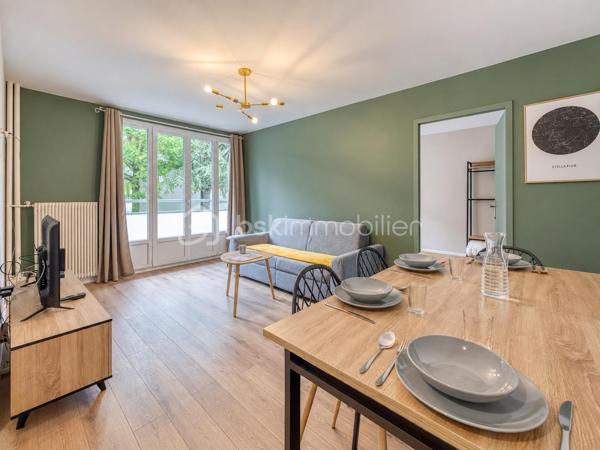 APPARTEMENT T3 ENTIÈREMENT RÉNOVÉ – 2 CHAMBRES - OPPORTUNITE 

Situé au 197 cours de la Libération et du Général-de-Gaulle à Grenoble, découvrez ce bel appartement T3 traversant de 55,41 m² loi Carrez, en rez-de-chaussée d’une copropriété. ( visite en vidéo cliquer sur le lien visite virtuel ) 

Entièrement rénové avec goût, il propose une pièce de vie lumineuse, une cuisine indépendante moderne, aménagée et équipée, ainsi que deux chambres

L’appartement comprend une salle d’eau contemporaine, des WC séparés et des espaces de circulation fonctionnels. Une cave privative de 2,57 m² complète le bien.

Son excellent état permet une installation immédiate, sans travaux à prévoir.

Ce T3 conviendra aussi bien à un jeune couple recherchant un premier achat avec deux chambres qu’à un investisseur. Le secteur bénéficie d’une forte demande locative, avec un potentiel de location pouvant atteindre 900-950 € par mois ( toujours 50 demandes quand le client met l'annonce en ligne )

Transports, commerces et commodités à proximité immédiate.

•Taxe foncière : 1 550 € par an
• Charges de copropriété : 437 € par trimestre, comprenant l’eau et le chauffage
• Façade de l’immeuble rénovée
• Aucun travaux à prévoir dans l’appartement

- Accès rapide à l’échangeur du Rondeau, à l’A480 et à la Rocade Sud, permettant de rejoindre facilement Lyon, Chambéry, Meylan ou le sud de Grenoble. L’A480 relie notamment l’A48 et l’A51. Grenoble Alpes Métropole
- Bus C2 et C8 dans le secteur des arrêts Louise-Michel et Stade-Lesdiguières. Alpes Isère
- Tram E accessible à Louise-Michel, pratique pour rejoindre le centre-ville. M réso
- Proximité du stade Lesdiguières, du parc Bachelard, des commerces et services du cours de la Libération.
- Secteurs Grand’Place et Échirolles facilement accessibles.
- Emplacement intéressant pour les actifs travaillant dans toute l’agglomération.

Simulation crédit sur 25 ans, avec un taux de 4 % hors assurance :
Prix : 129 000 €
Apport de 10 % : 12 900 €
Crédit : 116 100 €
Mensualité estimation : environ 640 €/mois - salaire minimum de 1900- 2000 € net