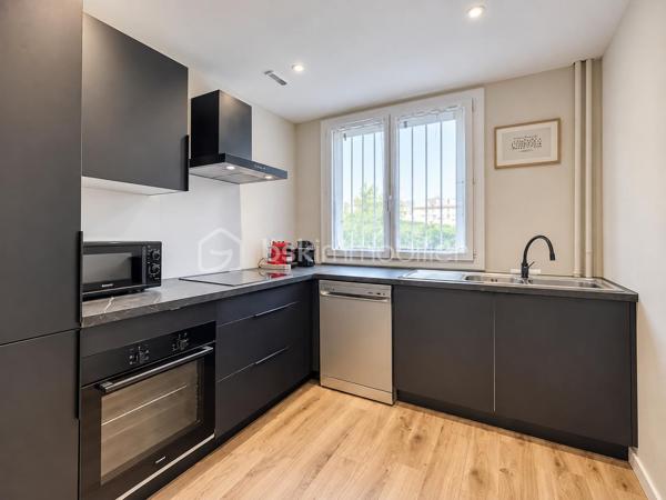 APPARTEMENT T3 ENTIÈREMENT RÉNOVÉ – 2 CHAMBRES - OPPORTUNITE 

Situé au 197 cours de la Libération et du Général-de-Gaulle à Grenoble, découvrez ce bel appartement T3 traversant de 55,41 m² loi Carrez, en rez-de-chaussée d’une copropriété. ( visite en vidéo cliquer sur le lien visite virtuel ) 

Entièrement rénové avec goût, il propose une pièce de vie lumineuse, une cuisine indépendante moderne, aménagée et équipée, ainsi que deux chambres

L’appartement comprend une salle d’eau contemporaine, des WC séparés et des espaces de circulation fonctionnels. Une cave privative de 2,57 m² complète le bien.

Son excellent état permet une installation immédiate, sans travaux à prévoir.

Ce T3 conviendra aussi bien à un jeune couple recherchant un premier achat avec deux chambres qu’à un investisseur. Le secteur bénéficie d’une forte demande locative, avec un potentiel de location pouvant atteindre 900-950 € par mois ( toujours 50 demandes quand le client met l'annonce en ligne )

Transports, commerces et commodités à proximité immédiate.

•Taxe foncière : 1 550 € par an
• Charges de copropriété : 437 € par trimestre, comprenant l’eau et le chauffage
• Façade de l’immeuble rénovée
• Aucun travaux à prévoir dans l’appartement

- Accès rapide à l’échangeur du Rondeau, à l’A480 et à la Rocade Sud, permettant de rejoindre facilement Lyon, Chambéry, Meylan ou le sud de Grenoble. L’A480 relie notamment l’A48 et l’A51. Grenoble Alpes Métropole
- Bus C2 et C8 dans le secteur des arrêts Louise-Michel et Stade-Lesdiguières. Alpes Isère
- Tram E accessible à Louise-Michel, pratique pour rejoindre le centre-ville. M réso
- Proximité du stade Lesdiguières, du parc Bachelard, des commerces et services du cours de la Libération.
- Secteurs Grand’Place et Échirolles facilement accessibles.
- Emplacement intéressant pour les actifs travaillant dans toute l’agglomération.

Simulation crédit sur 25 ans, avec un taux de 4 % hors assurance :
Prix : 129 000 €
Apport de 10 % : 12 900 €
Crédit : 116 100 €
Mensualité estimation : environ 640 €/mois - salaire minimum de 1900- 2000 € net