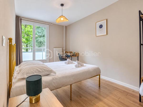 APPARTEMENT T3 ENTIÈREMENT RÉNOVÉ – 2 CHAMBRES - OPPORTUNITE 

Situé au 197 cours de la Libération et du Général-de-Gaulle à Grenoble, découvrez ce bel appartement T3 traversant de 55,41 m² loi Carrez, en rez-de-chaussée d’une copropriété. ( visite en vidéo cliquer sur le lien visite virtuel ) 

Entièrement rénové avec goût, il propose une pièce de vie lumineuse, une cuisine indépendante moderne, aménagée et équipée, ainsi que deux chambres

L’appartement comprend une salle d’eau contemporaine, des WC séparés et des espaces de circulation fonctionnels. Une cave privative de 2,57 m² complète le bien.

Son excellent état permet une installation immédiate, sans travaux à prévoir.

Ce T3 conviendra aussi bien à un jeune couple recherchant un premier achat avec deux chambres qu’à un investisseur. Le secteur bénéficie d’une forte demande locative, avec un potentiel de location pouvant atteindre 900-950 € par mois ( toujours 50 demandes quand le client met l'annonce en ligne )

Transports, commerces et commodités à proximité immédiate.

•Taxe foncière : 1 550 € par an
• Charges de copropriété : 437 € par trimestre, comprenant l’eau et le chauffage
• Façade de l’immeuble rénovée
• Aucun travaux à prévoir dans l’appartement

- Accès rapide à l’échangeur du Rondeau, à l’A480 et à la Rocade Sud, permettant de rejoindre facilement Lyon, Chambéry, Meylan ou le sud de Grenoble. L’A480 relie notamment l’A48 et l’A51. Grenoble Alpes Métropole
- Bus C2 et C8 dans le secteur des arrêts Louise-Michel et Stade-Lesdiguières. Alpes Isère
- Tram E accessible à Louise-Michel, pratique pour rejoindre le centre-ville. M réso
- Proximité du stade Lesdiguières, du parc Bachelard, des commerces et services du cours de la Libération.
- Secteurs Grand’Place et Échirolles facilement accessibles.
- Emplacement intéressant pour les actifs travaillant dans toute l’agglomération.

Simulation crédit sur 25 ans, avec un taux de 4 % hors assurance :
Prix : 129 000 €
Apport de 10 % : 12 900 €
Crédit : 116 100 €
Mensualité estimation : environ 640 €/mois - salaire minimum de 1900- 2000 € net