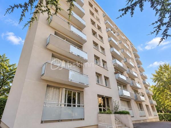 APPARTEMENT T3 ENTIÈREMENT RÉNOVÉ – 2 CHAMBRES - OPPORTUNITE 

Situé au 197 cours de la Libération et du Général-de-Gaulle à Grenoble, découvrez ce bel appartement T3 traversant de 55,41 m² loi Carrez, en rez-de-chaussée d’une copropriété. ( visite en vidéo cliquer sur le lien visite virtuel ) 

Entièrement rénové avec goût, il propose une pièce de vie lumineuse, une cuisine indépendante moderne, aménagée et équipée, ainsi que deux chambres

L’appartement comprend une salle d’eau contemporaine, des WC séparés et des espaces de circulation fonctionnels. Une cave privative de 2,57 m² complète le bien.

Son excellent état permet une installation immédiate, sans travaux à prévoir.

Ce T3 conviendra aussi bien à un jeune couple recherchant un premier achat avec deux chambres qu’à un investisseur. Le secteur bénéficie d’une forte demande locative, avec un potentiel de location pouvant atteindre 900-950 € par mois ( toujours 50 demandes quand le client met l'annonce en ligne )

Transports, commerces et commodités à proximité immédiate.

•Taxe foncière : 1 550 € par an
• Charges de copropriété : 437 € par trimestre, comprenant l’eau et le chauffage
• Façade de l’immeuble rénovée
• Aucun travaux à prévoir dans l’appartement

- Accès rapide à l’échangeur du Rondeau, à l’A480 et à la Rocade Sud, permettant de rejoindre facilement Lyon, Chambéry, Meylan ou le sud de Grenoble. L’A480 relie notamment l’A48 et l’A51. Grenoble Alpes Métropole
- Bus C2 et C8 dans le secteur des arrêts Louise-Michel et Stade-Lesdiguières. Alpes Isère
- Tram E accessible à Louise-Michel, pratique pour rejoindre le centre-ville. M réso
- Proximité du stade Lesdiguières, du parc Bachelard, des commerces et services du cours de la Libération.
- Secteurs Grand’Place et Échirolles facilement accessibles.
- Emplacement intéressant pour les actifs travaillant dans toute l’agglomération.

Simulation crédit sur 25 ans, avec un taux de 4 % hors assurance :
Prix : 129 000 €
Apport de 10 % : 12 900 €
Crédit : 116 100 €
Mensualité estimation : environ 640 €/mois - salaire minimum de 1900- 2000 € net