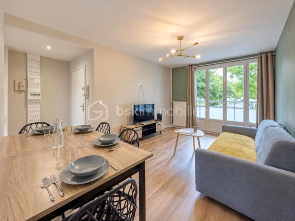 APPARTEMENT T3 ENTIÈREMENT RÉNOVÉ – 2 CHAMBRES - OPPORTUNITE 

Situé au 197 cours de la Libération et du Général-de-Gaulle à Grenoble, découvrez ce bel appartement T3 traversant de 55,41 m² loi Carrez, en rez-de-chaussée d’une copropriété. ( visite en vidéo cliquer sur le lien visite virtuel ) 

Entièrement rénové avec goût, il propose une pièce de vie lumineuse, une cuisine indépendante moderne, aménagée et équipée, ainsi que deux chambres

L’appartement comprend une salle d’eau contemporaine, des WC séparés et des espaces de circulation fonctionnels. Une cave privative de 2,57 m² complète le bien.

Son excellent état permet une installation immédiate, sans travaux à prévoir.

Ce T3 conviendra aussi bien à un jeune couple recherchant un premier achat avec deux chambres qu’à un investisseur. Le secteur bénéficie d’une forte demande locative, avec un potentiel de location pouvant atteindre 900-950 € par mois ( toujours 50 demandes quand le client met l'annonce en ligne )

Transports, commerces et commodités à proximité immédiate.

•Taxe foncière : 1 550 € par an
• Charges de copropriété : 437 € par trimestre, comprenant l’eau et le chauffage
• Façade de l’immeuble rénovée
• Aucun travaux à prévoir dans l’appartement

- Accès rapide à l’échangeur du Rondeau, à l’A480 et à la Rocade Sud, permettant de rejoindre facilement Lyon, Chambéry, Meylan ou le sud de Grenoble. L’A480 relie notamment l’A48 et l’A51. Grenoble Alpes Métropole
- Bus C2 et C8 dans le secteur des arrêts Louise-Michel et Stade-Lesdiguières. Alpes Isère
- Tram E accessible à Louise-Michel, pratique pour rejoindre le centre-ville. M réso
- Proximité du stade Lesdiguières, du parc Bachelard, des commerces et services du cours de la Libération.
- Secteurs Grand’Place et Échirolles facilement accessibles.
- Emplacement intéressant pour les actifs travaillant dans toute l’agglomération.

Simulation crédit sur 25 ans, avec un taux de 4 % hors assurance :
Prix : 129 000 €
Apport de 10 % : 12 900 €
Crédit : 116 100 €
Mensualité estimation : environ 640 €/mois - salaire minimum de 1900- 2000 € net