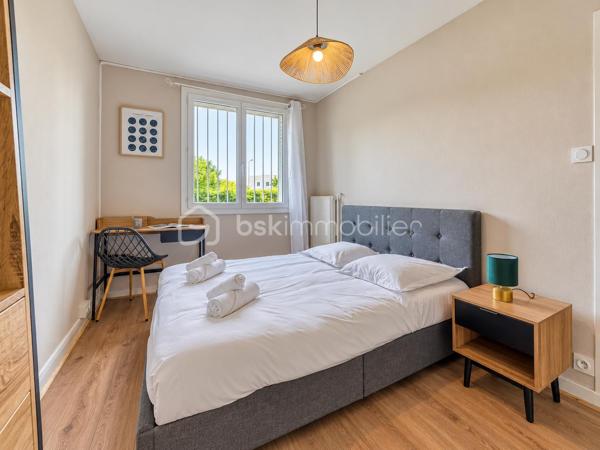 APPARTEMENT T3 ENTIÈREMENT RÉNOVÉ – 2 CHAMBRES - OPPORTUNITE 

Situé au 197 cours de la Libération et du Général-de-Gaulle à Grenoble, découvrez ce bel appartement T3 traversant de 55,41 m² loi Carrez, en rez-de-chaussée d’une copropriété. ( visite en vidéo cliquer sur le lien visite virtuel ) 

Entièrement rénové avec goût, il propose une pièce de vie lumineuse, une cuisine indépendante moderne, aménagée et équipée, ainsi que deux chambres

L’appartement comprend une salle d’eau contemporaine, des WC séparés et des espaces de circulation fonctionnels. Une cave privative de 2,57 m² complète le bien.

Son excellent état permet une installation immédiate, sans travaux à prévoir.

Ce T3 conviendra aussi bien à un jeune couple recherchant un premier achat avec deux chambres qu’à un investisseur. Le secteur bénéficie d’une forte demande locative, avec un potentiel de location pouvant atteindre 900-950 € par mois ( toujours 50 demandes quand le client met l'annonce en ligne )

Transports, commerces et commodités à proximité immédiate.

•Taxe foncière : 1 550 € par an
• Charges de copropriété : 437 € par trimestre, comprenant l’eau et le chauffage
• Façade de l’immeuble rénovée
• Aucun travaux à prévoir dans l’appartement

- Accès rapide à l’échangeur du Rondeau, à l’A480 et à la Rocade Sud, permettant de rejoindre facilement Lyon, Chambéry, Meylan ou le sud de Grenoble. L’A480 relie notamment l’A48 et l’A51. Grenoble Alpes Métropole
- Bus C2 et C8 dans le secteur des arrêts Louise-Michel et Stade-Lesdiguières. Alpes Isère
- Tram E accessible à Louise-Michel, pratique pour rejoindre le centre-ville. M réso
- Proximité du stade Lesdiguières, du parc Bachelard, des commerces et services du cours de la Libération.
- Secteurs Grand’Place et Échirolles facilement accessibles.
- Emplacement intéressant pour les actifs travaillant dans toute l’agglomération.

Simulation crédit sur 25 ans, avec un taux de 4 % hors assurance :
Prix : 129 000 €
Apport de 10 % : 12 900 €
Crédit : 116 100 €
Mensualité estimation : environ 640 €/mois - salaire minimum de 1900- 2000 € net
