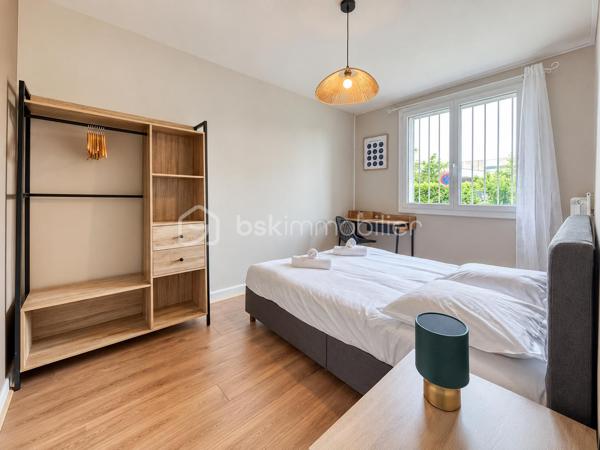 APPARTEMENT T3 ENTIÈREMENT RÉNOVÉ – 2 CHAMBRES - OPPORTUNITE 

Situé au 197 cours de la Libération et du Général-de-Gaulle à Grenoble, découvrez ce bel appartement T3 traversant de 55,41 m² loi Carrez, en rez-de-chaussée d’une copropriété. ( visite en vidéo cliquer sur le lien visite virtuel ) 

Entièrement rénové avec goût, il propose une pièce de vie lumineuse, une cuisine indépendante moderne, aménagée et équipée, ainsi que deux chambres

L’appartement comprend une salle d’eau contemporaine, des WC séparés et des espaces de circulation fonctionnels. Une cave privative de 2,57 m² complète le bien.

Son excellent état permet une installation immédiate, sans travaux à prévoir.

Ce T3 conviendra aussi bien à un jeune couple recherchant un premier achat avec deux chambres qu’à un investisseur. Le secteur bénéficie d’une forte demande locative, avec un potentiel de location pouvant atteindre 900-950 € par mois ( toujours 50 demandes quand le client met l'annonce en ligne )

Transports, commerces et commodités à proximité immédiate.

•Taxe foncière : 1 550 € par an
• Charges de copropriété : 437 € par trimestre, comprenant l’eau et le chauffage
• Façade de l’immeuble rénovée
• Aucun travaux à prévoir dans l’appartement

- Accès rapide à l’échangeur du Rondeau, à l’A480 et à la Rocade Sud, permettant de rejoindre facilement Lyon, Chambéry, Meylan ou le sud de Grenoble. L’A480 relie notamment l’A48 et l’A51. Grenoble Alpes Métropole
- Bus C2 et C8 dans le secteur des arrêts Louise-Michel et Stade-Lesdiguières. Alpes Isère
- Tram E accessible à Louise-Michel, pratique pour rejoindre le centre-ville. M réso
- Proximité du stade Lesdiguières, du parc Bachelard, des commerces et services du cours de la Libération.
- Secteurs Grand’Place et Échirolles facilement accessibles.
- Emplacement intéressant pour les actifs travaillant dans toute l’agglomération.

Simulation crédit sur 25 ans, avec un taux de 4 % hors assurance :
Prix : 129 000 €
Apport de 10 % : 12 900 €
Crédit : 116 100 €
Mensualité estimation : environ 640 €/mois - salaire minimum de 1900- 2000 € net