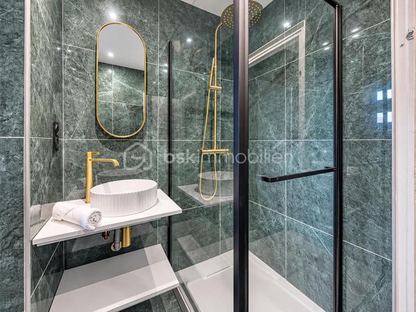 APPARTEMENT T3 ENTIÈREMENT RÉNOVÉ – 2 CHAMBRES - OPPORTUNITE 

Situé au 197 cours de la Libération et du Général-de-Gaulle à Grenoble, découvrez ce bel appartement T3 traversant de 55,41 m² loi Carrez, en rez-de-chaussée d’une copropriété. ( visite en vidéo cliquer sur le lien visite virtuel ) 

Entièrement rénové avec goût, il propose une pièce de vie lumineuse, une cuisine indépendante moderne, aménagée et équipée, ainsi que deux chambres

L’appartement comprend une salle d’eau contemporaine, des WC séparés et des espaces de circulation fonctionnels. Une cave privative de 2,57 m² complète le bien.

Son excellent état permet une installation immédiate, sans travaux à prévoir.

Ce T3 conviendra aussi bien à un jeune couple recherchant un premier achat avec deux chambres qu’à un investisseur. Le secteur bénéficie d’une forte demande locative, avec un potentiel de location pouvant atteindre 900-950 € par mois ( toujours 50 demandes quand le client met l'annonce en ligne )

Transports, commerces et commodités à proximité immédiate.

•Taxe foncière : 1 550 € par an
• Charges de copropriété : 437 € par trimestre, comprenant l’eau et le chauffage
• Façade de l’immeuble rénovée
• Aucun travaux à prévoir dans l’appartement

- Accès rapide à l’échangeur du Rondeau, à l’A480 et à la Rocade Sud, permettant de rejoindre facilement Lyon, Chambéry, Meylan ou le sud de Grenoble. L’A480 relie notamment l’A48 et l’A51. Grenoble Alpes Métropole
- Bus C2 et C8 dans le secteur des arrêts Louise-Michel et Stade-Lesdiguières. Alpes Isère
- Tram E accessible à Louise-Michel, pratique pour rejoindre le centre-ville. M réso
- Proximité du stade Lesdiguières, du parc Bachelard, des commerces et services du cours de la Libération.
- Secteurs Grand’Place et Échirolles facilement accessibles.
- Emplacement intéressant pour les actifs travaillant dans toute l’agglomération.

Simulation crédit sur 25 ans, avec un taux de 4 % hors assurance :
Prix : 129 000 €
Apport de 10 % : 12 900 €
Crédit : 116 100 €
Mensualité estimation : environ 640 €/mois - salaire minimum de 1900- 2000 € net