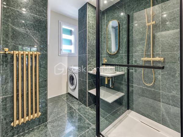 APPARTEMENT T3 ENTIÈREMENT RÉNOVÉ – 2 CHAMBRES - OPPORTUNITE 

Situé au 197 cours de la Libération et du Général-de-Gaulle à Grenoble, découvrez ce bel appartement T3 traversant de 55,41 m² loi Carrez, en rez-de-chaussée d’une copropriété. ( visite en vidéo cliquer sur le lien visite virtuel ) 

Entièrement rénové avec goût, il propose une pièce de vie lumineuse, une cuisine indépendante moderne, aménagée et équipée, ainsi que deux chambres

L’appartement comprend une salle d’eau contemporaine, des WC séparés et des espaces de circulation fonctionnels. Une cave privative de 2,57 m² complète le bien.

Son excellent état permet une installation immédiate, sans travaux à prévoir.

Ce T3 conviendra aussi bien à un jeune couple recherchant un premier achat avec deux chambres qu’à un investisseur. Le secteur bénéficie d’une forte demande locative, avec un potentiel de location pouvant atteindre 900-950 € par mois ( toujours 50 demandes quand le client met l'annonce en ligne )

Transports, commerces et commodités à proximité immédiate.

•Taxe foncière : 1 550 € par an
• Charges de copropriété : 437 € par trimestre, comprenant l’eau et le chauffage
• Façade de l’immeuble rénovée
• Aucun travaux à prévoir dans l’appartement

- Accès rapide à l’échangeur du Rondeau, à l’A480 et à la Rocade Sud, permettant de rejoindre facilement Lyon, Chambéry, Meylan ou le sud de Grenoble. L’A480 relie notamment l’A48 et l’A51. Grenoble Alpes Métropole
- Bus C2 et C8 dans le secteur des arrêts Louise-Michel et Stade-Lesdiguières. Alpes Isère
- Tram E accessible à Louise-Michel, pratique pour rejoindre le centre-ville. M réso
- Proximité du stade Lesdiguières, du parc Bachelard, des commerces et services du cours de la Libération.
- Secteurs Grand’Place et Échirolles facilement accessibles.
- Emplacement intéressant pour les actifs travaillant dans toute l’agglomération.

Simulation crédit sur 25 ans, avec un taux de 4 % hors assurance :
Prix : 129 000 €
Apport de 10 % : 12 900 €
Crédit : 116 100 €
Mensualité estimation : environ 640 €/mois - salaire minimum de 1900- 2000 € net