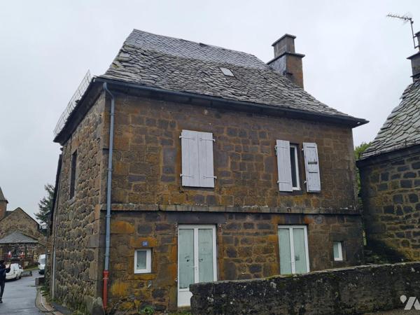 A vendre à Moussages (CANTAL), dans le bourg, une belle maison auvergnate typique, construite e...