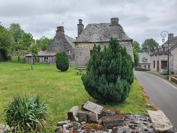 A vendre à Moussages (CANTAL), dans le bourg, une belle maison auvergnate typique, construite e...