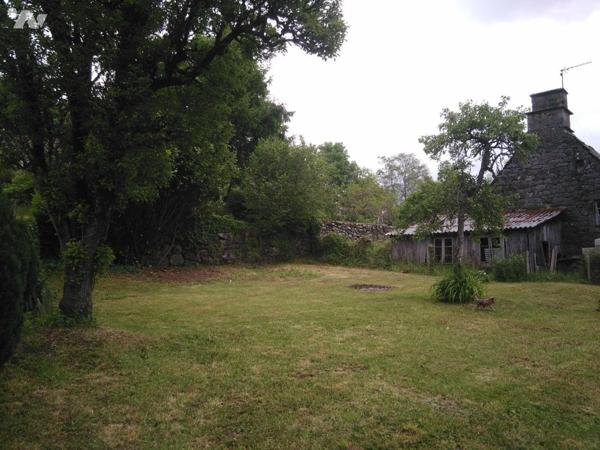 A vendre à Moussages (CANTAL), dans le bourg, une belle maison auvergnate typique, construite e...