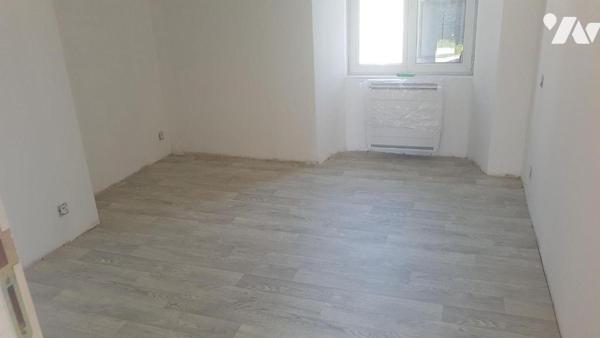 A vendre à Moussages (CANTAL), dans le bourg, une belle maison auvergnate typique, construite e...