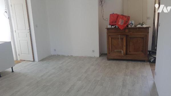 A vendre à Moussages (CANTAL), dans le bourg, une belle maison auvergnate typique, construite e...