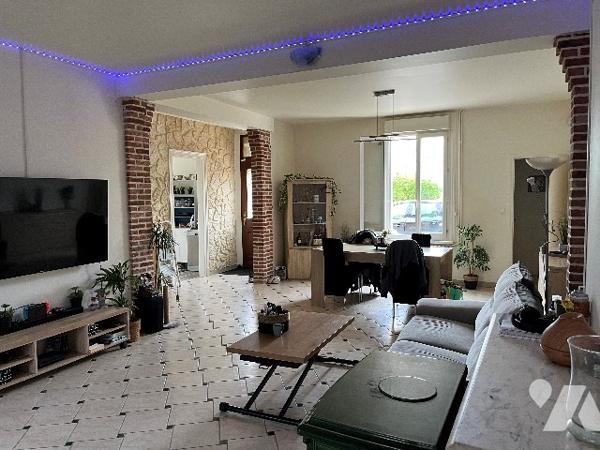 Maison d'habitation comprenant : salon-séjour, cuisine, 4 chambres, 2 salles de bains, jardin garage