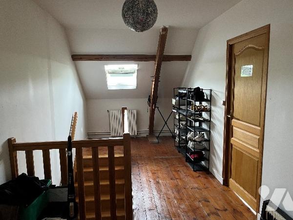 Maison d'habitation comprenant : salon-séjour, cuisine, 4 chambres, 2 salles de bains, jardin garage