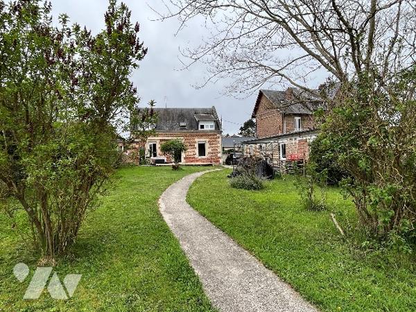 Maison d'habitation comprenant : salon-séjour, cuisine, 4 chambres, 2 salles de bains, jardin garage